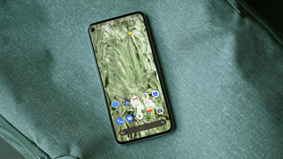 Usuarios se quejan de un espacio entre la pantalla y el cuerpo del Pixel 5. Google dice que es normal